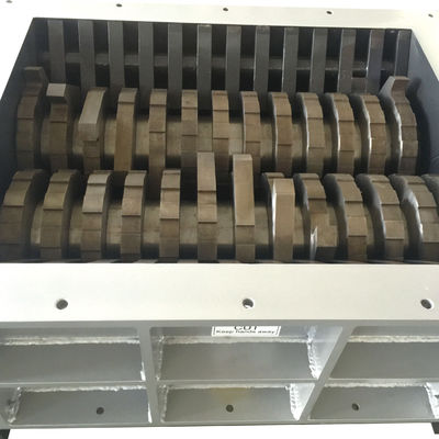 22 kw 3000 kg/H 병 플라스틱 폐기물 문서 분쇄기 기계 낮은 에너지 소모량